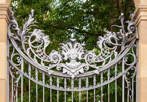 Aménagez votre entrée avec un portail à battants sur mesure